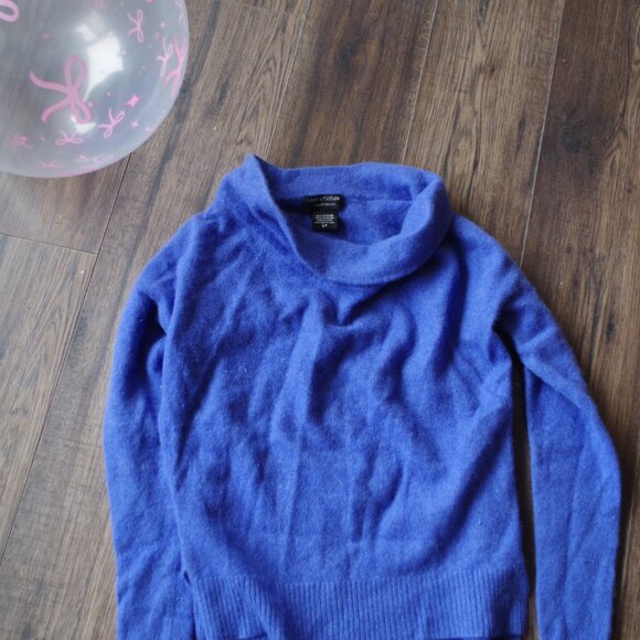 Lord & Taylor 100% Cashmere Ladies Sweater - Picture 2 of 3